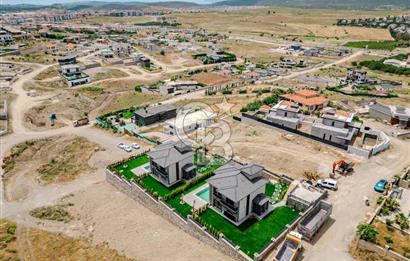 Bahçeşehir' de Müstakil 775 m2 Arsa İçinde Havuzlu Villa