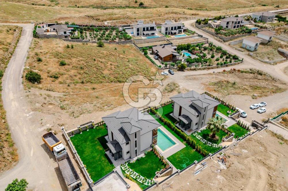 Bahçeşehir' de Müstakil 775 m2 Arsa İçinde Havuzlu Villa