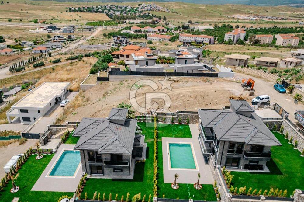 Bahçeşehir' de Müstakil 775 m2 Arsa İçinde Havuzlu Villa