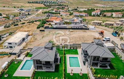 Bahçeşehir' de Müstakil 775 m2 Arsa İçinde Havuzlu Villa