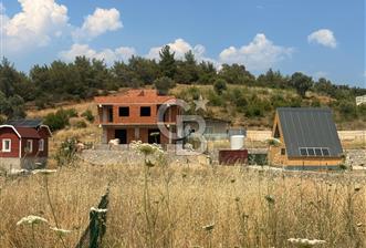 BORNOVA YAKAKÖY 300 M2 YOLA CEPHE SATILIK TARLA