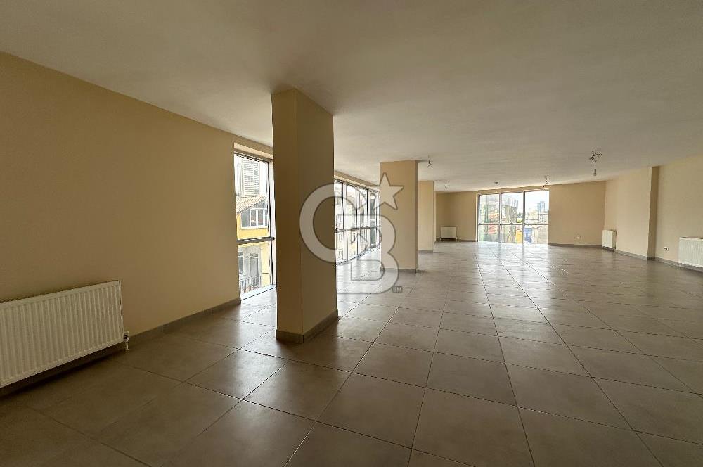 Yenisahra’da E-5 Metroya çok yakın konumda 450m2 Plaza İşyeri