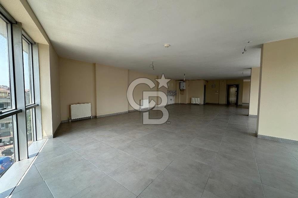 Yenisahra’da E-5 Metroya çok yakın konumda 450m2 Plaza İşyeri