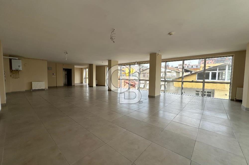 Yenisahra’da E-5 Metroya çok yakın konumda 450m2 Plaza İşyeri
