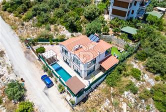 ANTALYA DEMRE DE TAŞ VE AHŞABIN ESTETİK UYUMUNDA SATILIK VİLLA