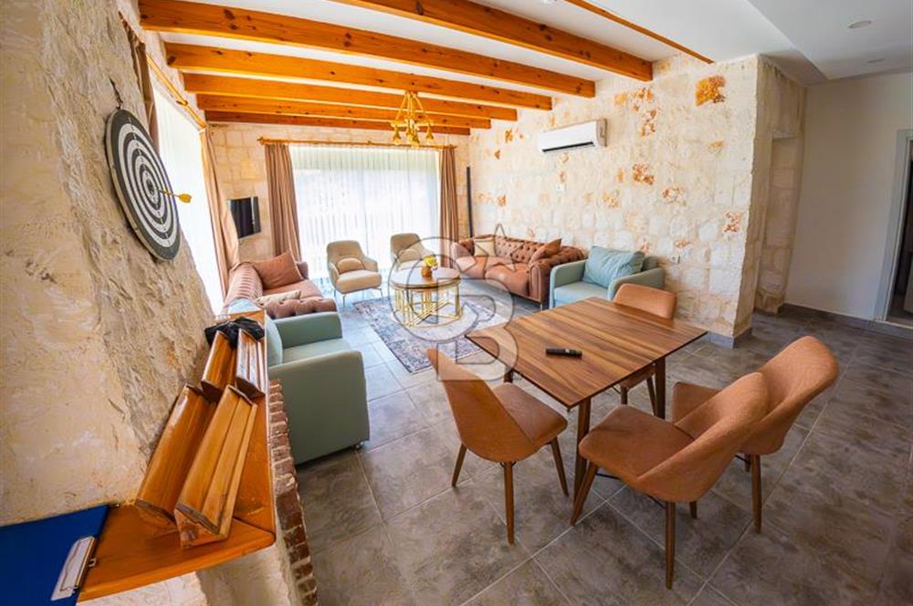 ANTALYA DEMRE DE TAŞ VE AHŞABIN ESTETİK UYUMUNDA SATILIK VİLLA