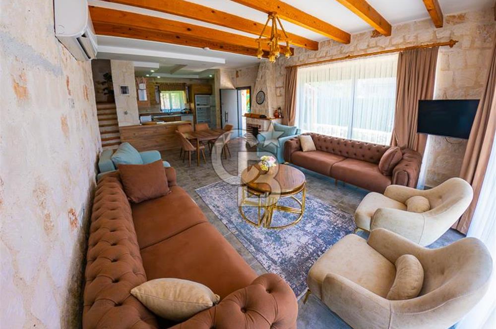 ANTALYA DEMRE DE TAŞ VE AHŞABIN ESTETİK UYUMUNDA SATILIK VİLLA