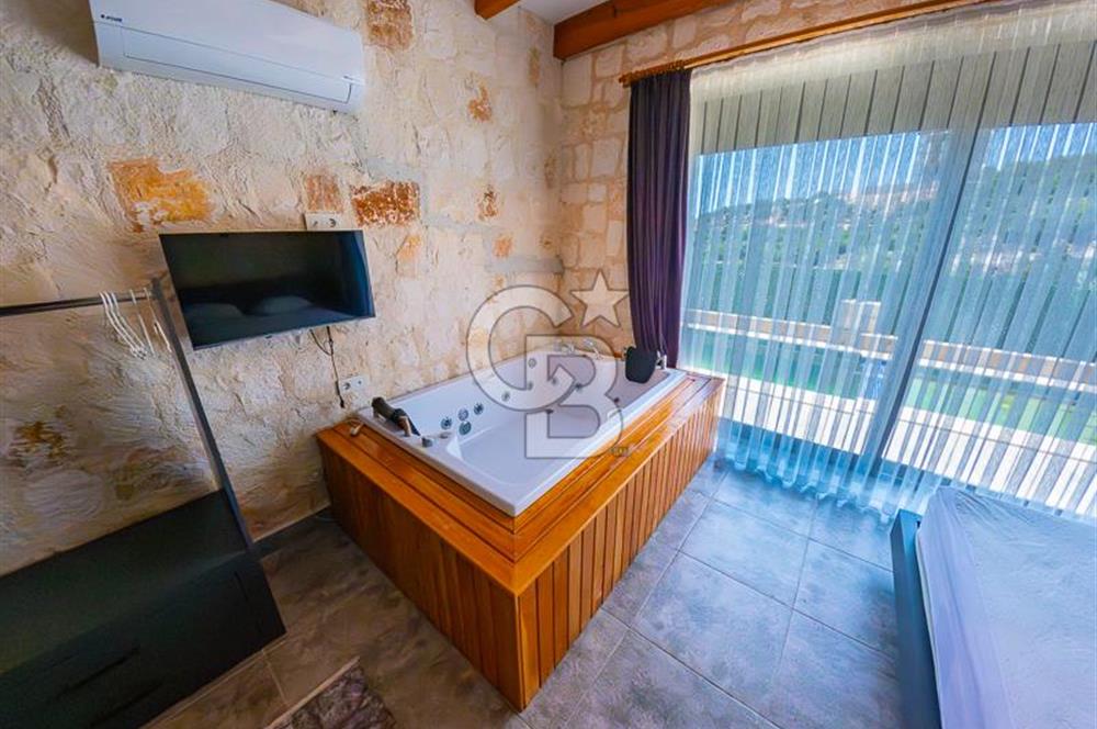 ANTALYA DEMRE DE TAŞ VE AHŞABIN ESTETİK UYUMUNDA SATILIK VİLLA