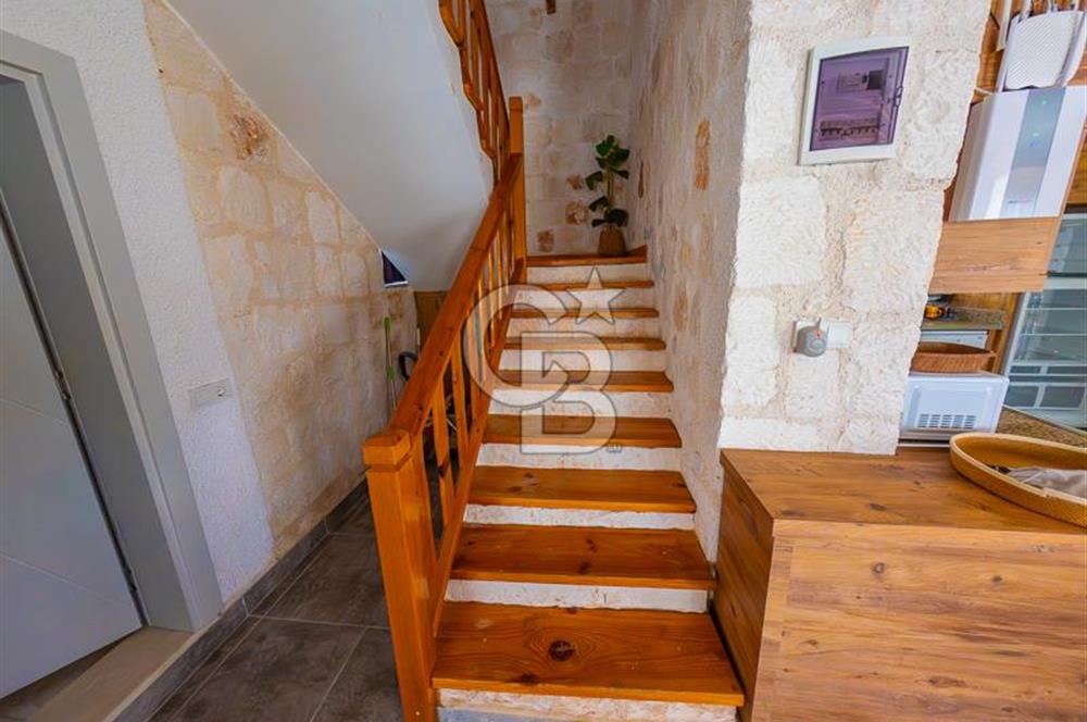 ANTALYA DEMRE DE TAŞ VE AHŞABIN ESTETİK UYUMUNDA SATILIK VİLLA