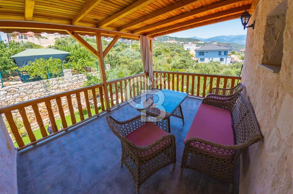 ANTALYA DEMRE DE TAŞ VE AHŞABIN ESTETİK UYUMUNDA SATILIK VİLLA