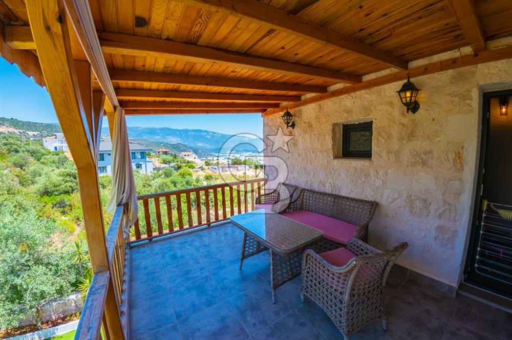 ANTALYA DEMRE DE TAŞ VE AHŞABIN ESTETİK UYUMUNDA SATILIK VİLLA