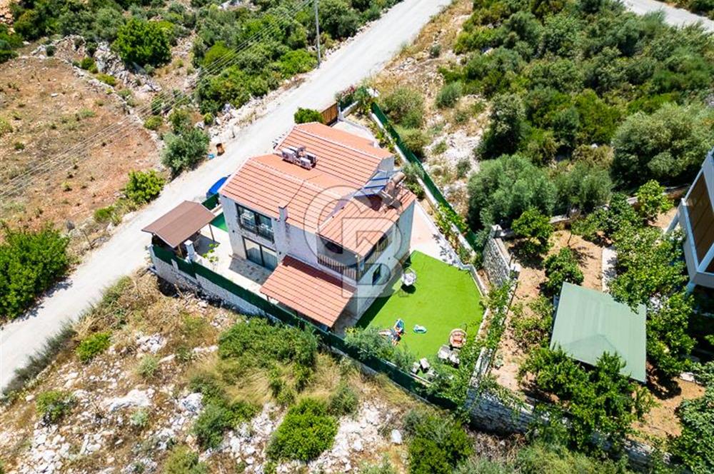 ANTALYA DEMRE DE TAŞ VE AHŞABIN ESTETİK UYUMUNDA SATILIK VİLLA