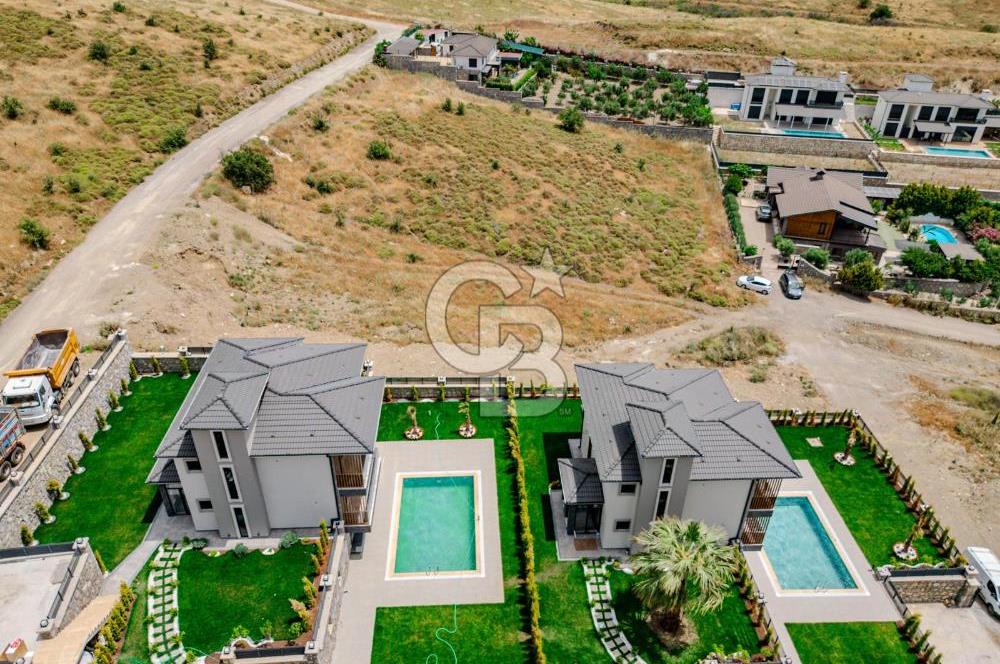Bahçeşehir' de Müstakil 775 m2 Arsa İçinde Havuzlu Villa