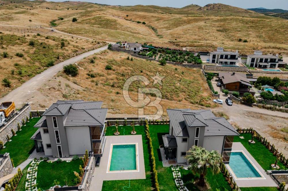 Bahçeşehir' de Müstakil 775 m2 Arsa İçinde Havuzlu Villa