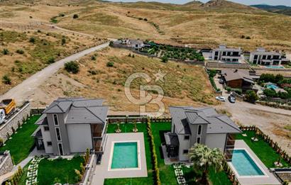 Bahçeşehir' de Müstakil 775 m2 Arsa İçinde Havuzlu Villa