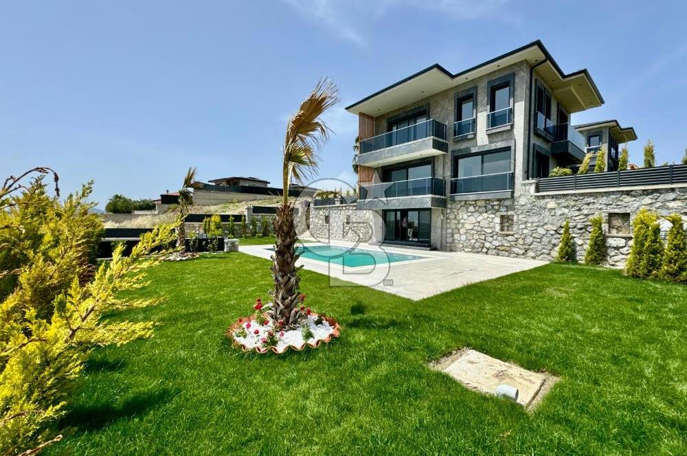 Bahçeşehir' de Müstakil 775 m2 Arsa İçinde Havuzlu Villa