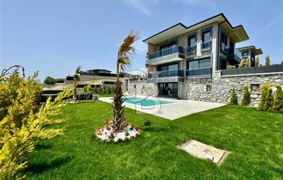 Bahçeşehir' de Müstakil 775 m2 Arsa İçinde Havuzlu Villa
