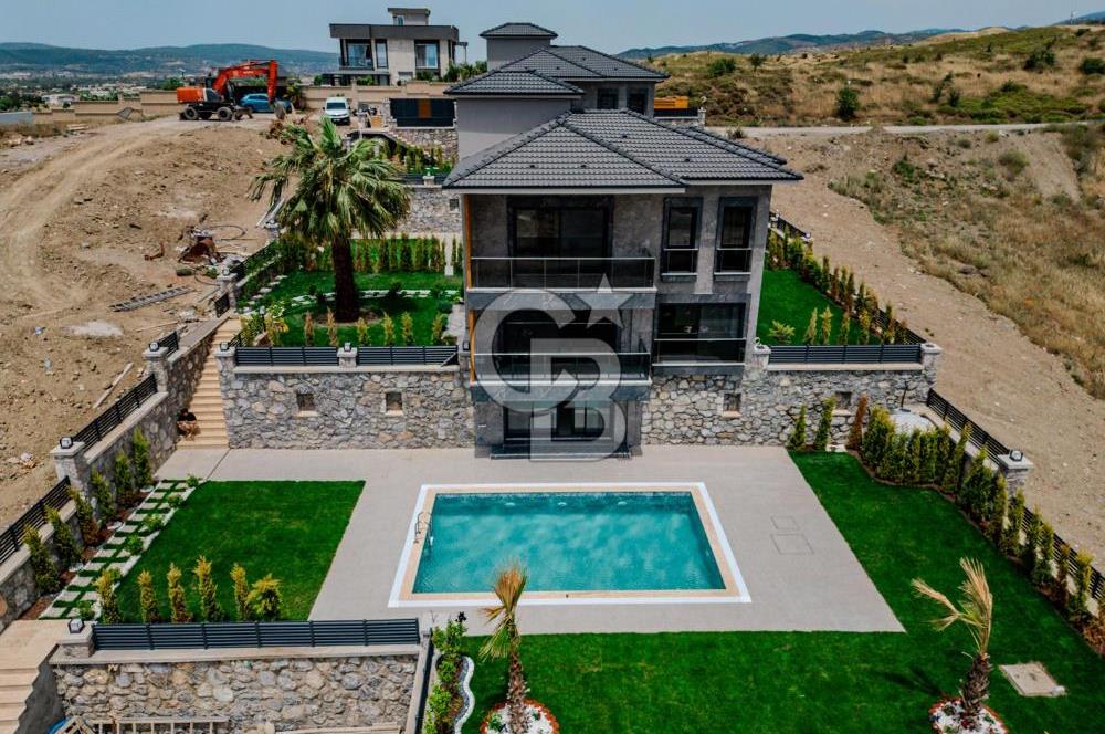 Bahçeşehir' de Müstakil 775 m2 Arsa İçinde Havuzlu Villa