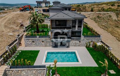 Bahçeşehir' de Müstakil 775 m2 Arsa İçinde Havuzlu Villa