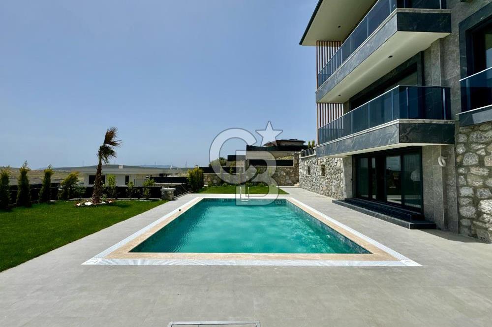 Bahçeşehir' de Müstakil 775 m2 Arsa İçinde Havuzlu Villa