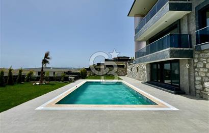 Bahçeşehir' de Müstakil 775 m2 Arsa İçinde Havuzlu Villa