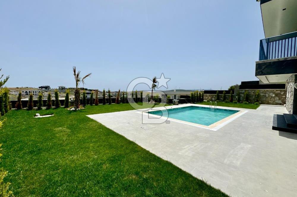 Bahçeşehir' de Müstakil 775 m2 Arsa İçinde Havuzlu Villa