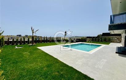Bahçeşehir' de Müstakil 775 m2 Arsa İçinde Havuzlu Villa