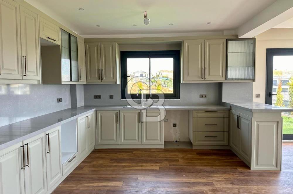 Bahçeşehir' de Müstakil 775 m2 Arsa İçinde Havuzlu Villa