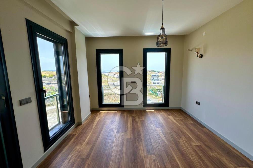 Bahçeşehir' de Müstakil 775 m2 Arsa İçinde Havuzlu Villa