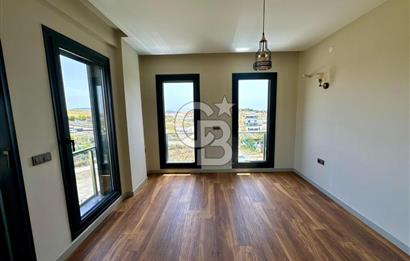 Bahçeşehir' de Müstakil 775 m2 Arsa İçinde Havuzlu Villa