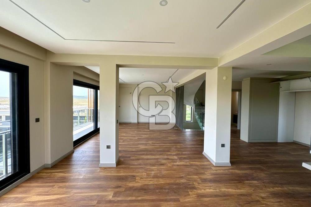 Bahçeşehir' de Müstakil 775 m2 Arsa İçinde Havuzlu Villa