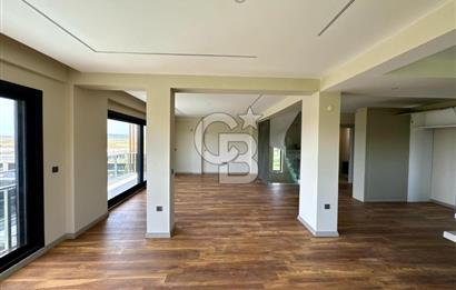 Bahçeşehir' de Müstakil 775 m2 Arsa İçinde Havuzlu Villa