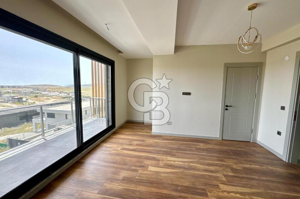 Bahçeşehir' de Müstakil 775 m2 Arsa İçinde Havuzlu Villa
