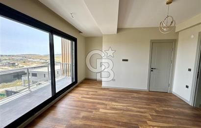 Bahçeşehir' de Müstakil 775 m2 Arsa İçinde Havuzlu Villa