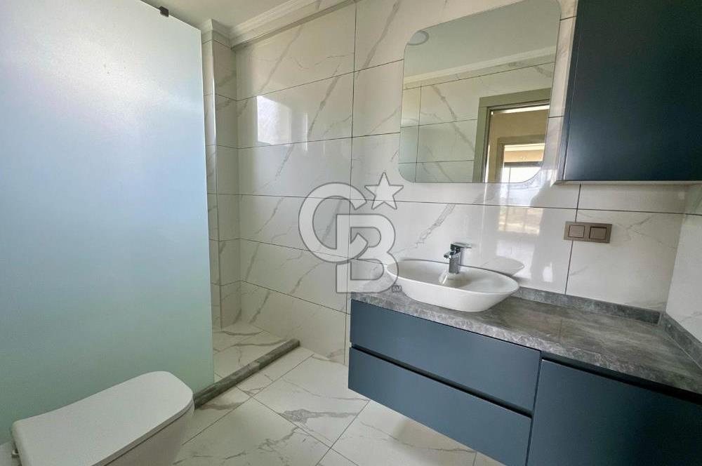 Bahçeşehir' de Müstakil 775 m2 Arsa İçinde Havuzlu Villa