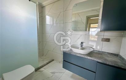 Bahçeşehir' de Müstakil 775 m2 Arsa İçinde Havuzlu Villa