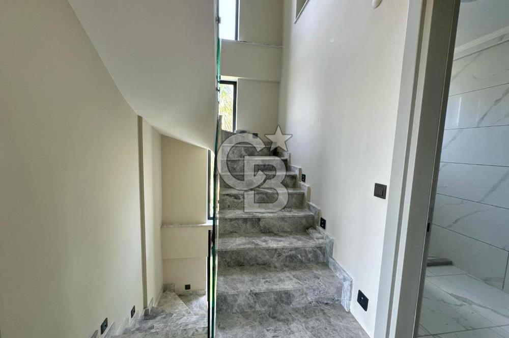 Bahçeşehir' de Müstakil 775 m2 Arsa İçinde Havuzlu Villa