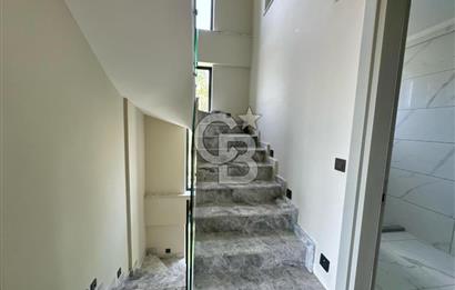 Bahçeşehir' de Müstakil 775 m2 Arsa İçinde Havuzlu Villa