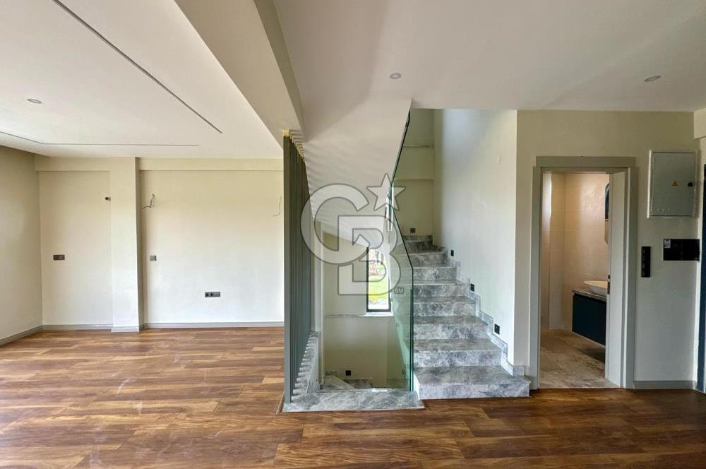 Bahçeşehir' de Müstakil 775 m2 Arsa İçinde Havuzlu Villa