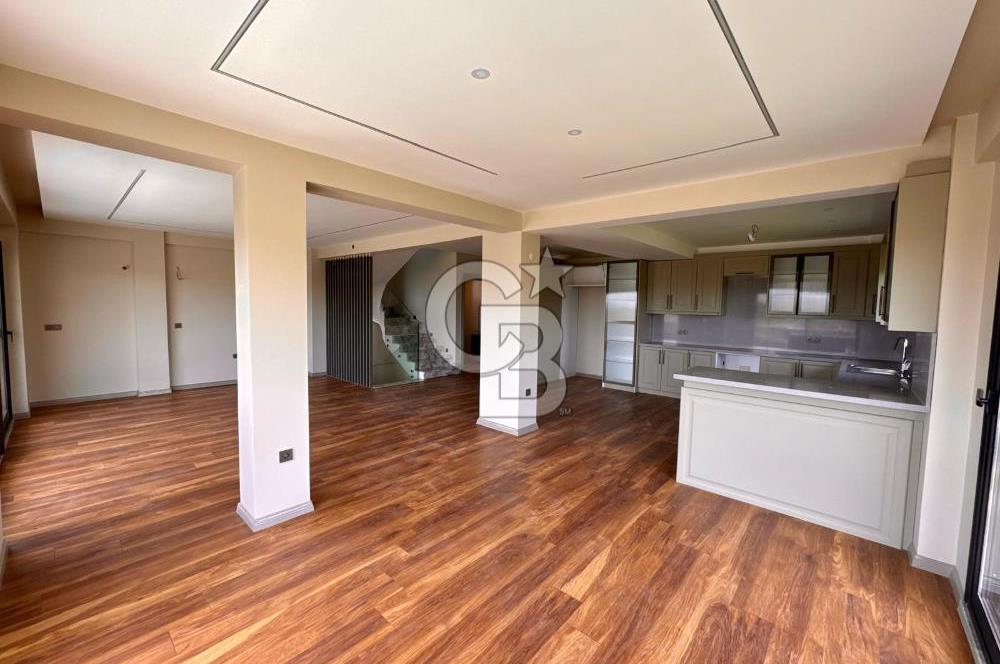 Bahçeşehir' de Müstakil 775 m2 Arsa İçinde Havuzlu Villa
