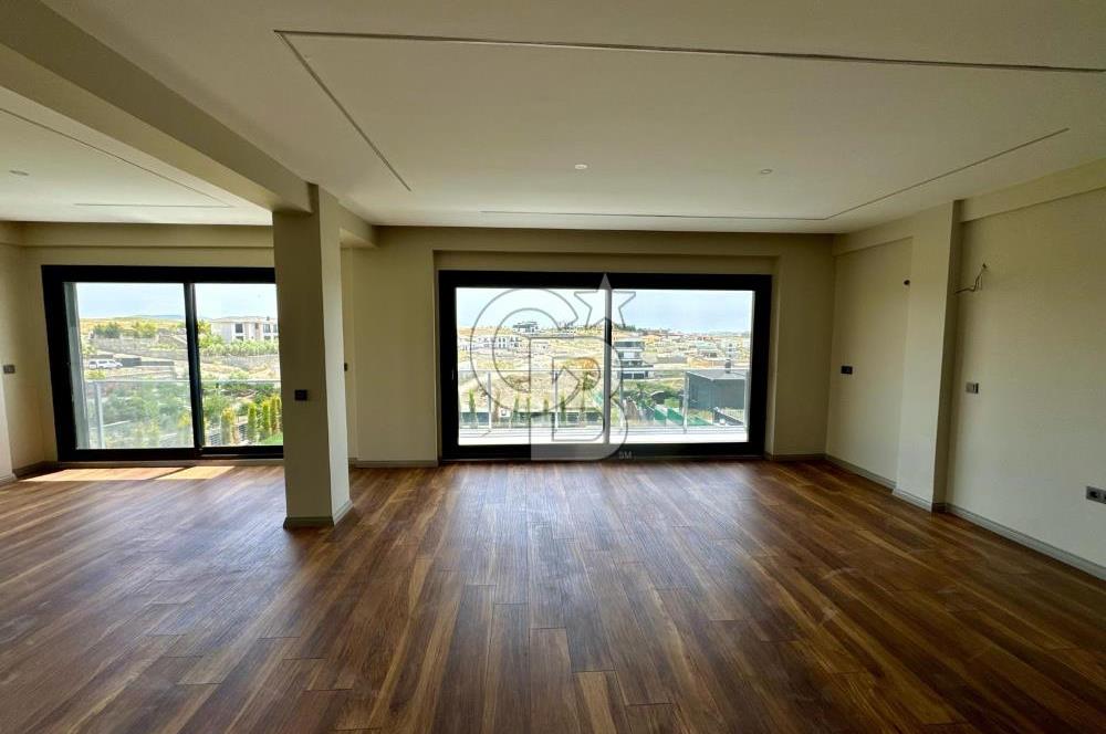 Bahçeşehir' de Müstakil 775 m2 Arsa İçinde Havuzlu Villa