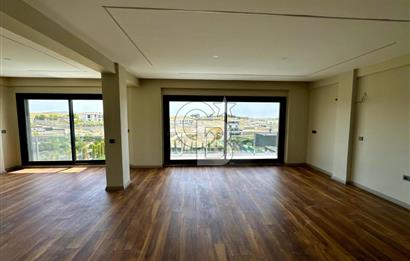 Bahçeşehir' de Müstakil 775 m2 Arsa İçinde Havuzlu Villa