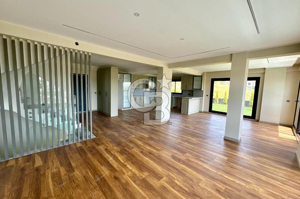 Bahçeşehir' de Müstakil 775 m2 Arsa İçinde Havuzlu Villa