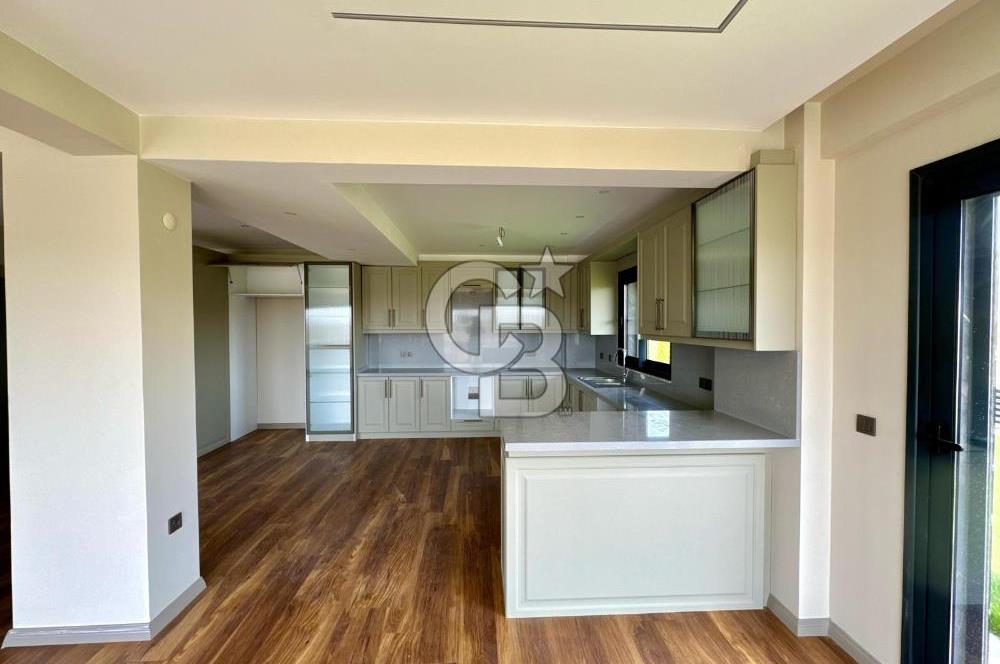 Bahçeşehir' de Müstakil 775 m2 Arsa İçinde Havuzlu Villa