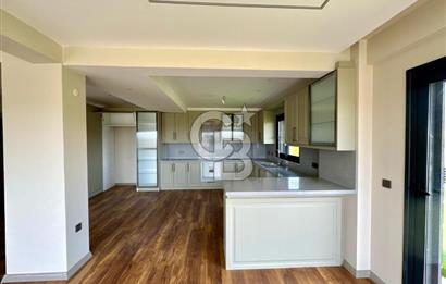 Bahçeşehir' de Müstakil 775 m2 Arsa İçinde Havuzlu Villa