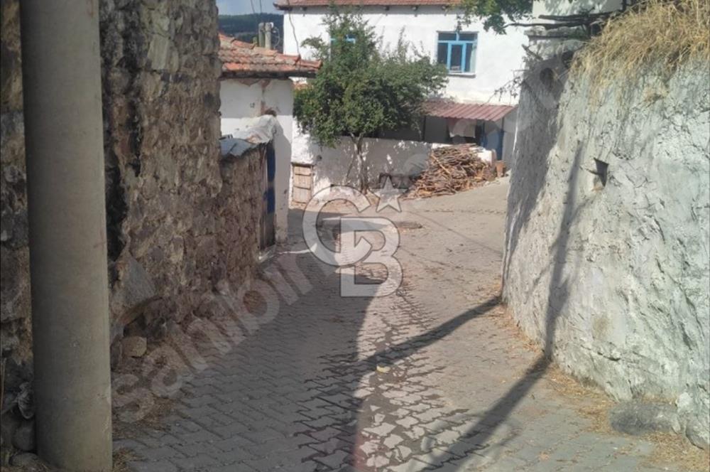 İzmir Kınık Mustaklar Köyünde 72 m2 Arsa ve Satılık 1+1 Ev