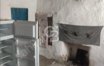 İzmir Kınık Mustaklar Köyünde 72 m2 Arsa ve Satılık 1+1 Ev