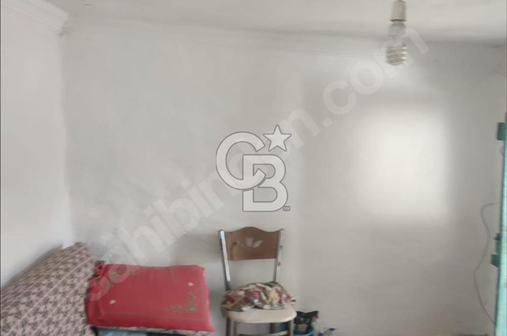İzmir Kınık Mustaklar Köyünde 72 m2 Arsa ve Satılık 1+1 Ev