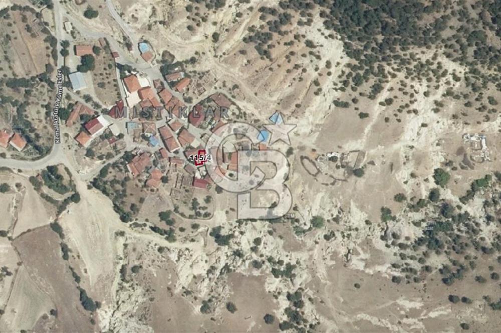 İzmir Kınık Mustaklar Köyünde 72 m2 Arsa ve Satılık 1+1 Ev