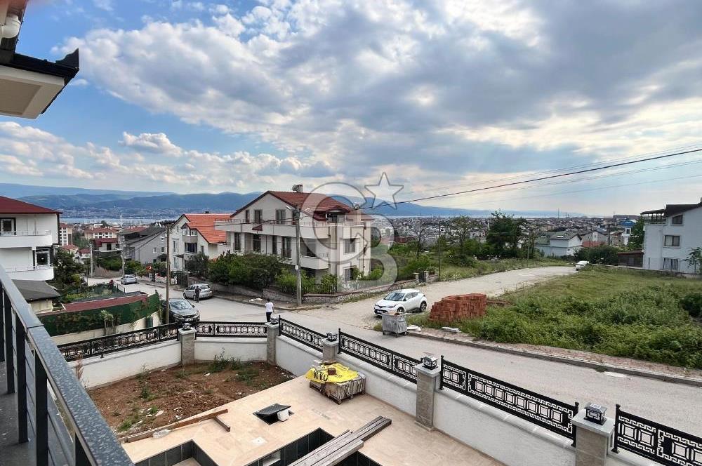 DERİNCE ÇINARLI'DA DENİZ MANZARALI ÖZEL TASARIM MÜSTAKİL VİLLA